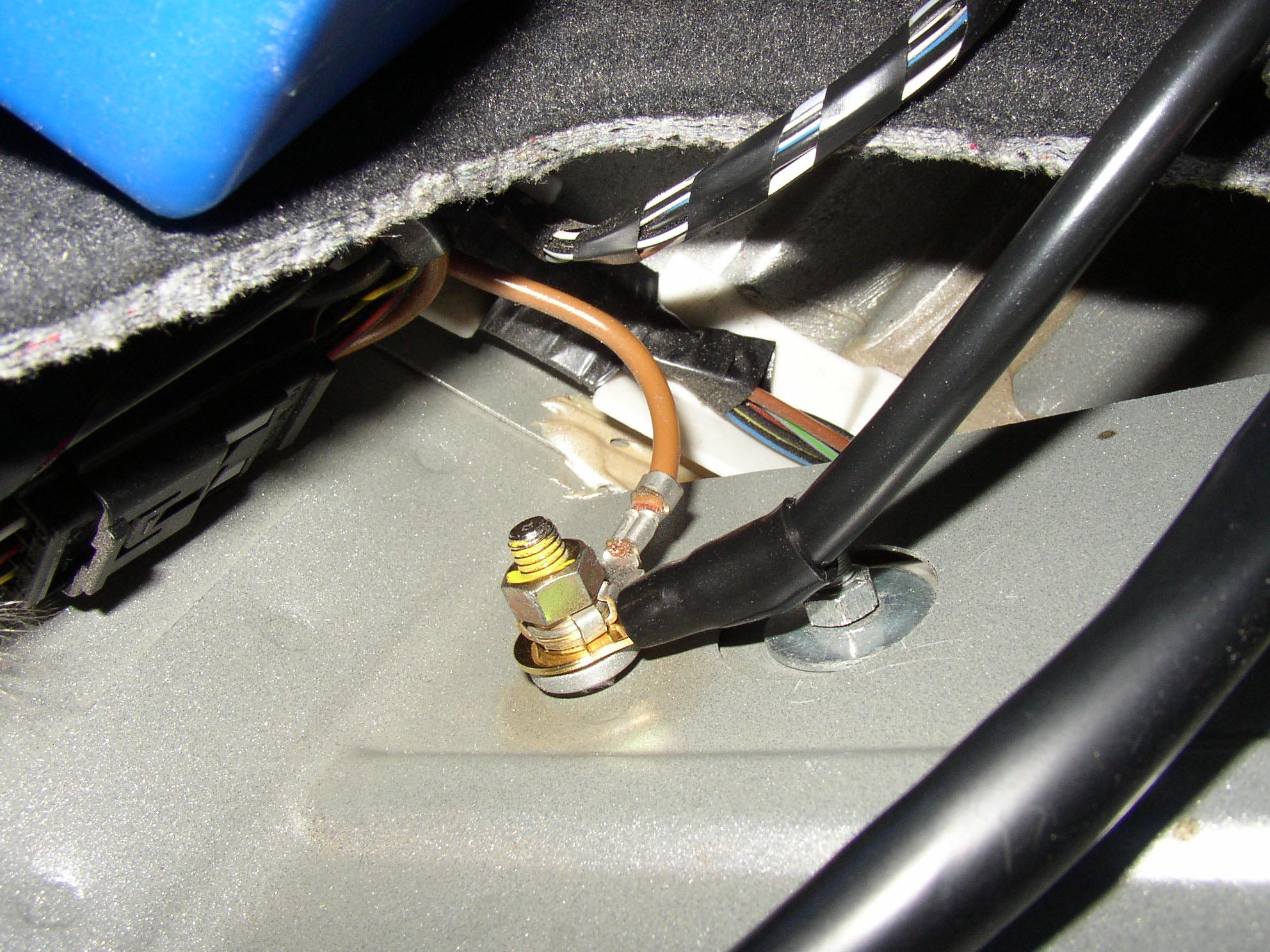 Problem mit dem nachrüsten einer 12V Steckdose im Kofferraum - Golf 4 Forum